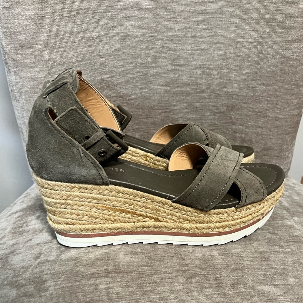 Marc Fisher Size 8 green suede espadrille wedges